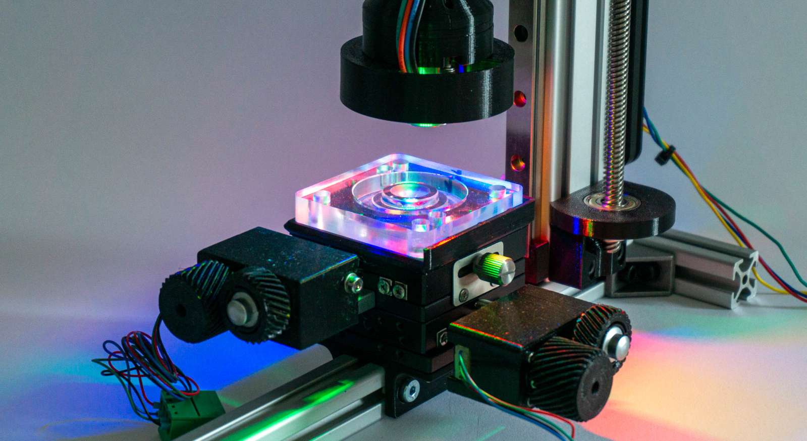 RGB ringlight mounted around the microscope objective with an additional diffusor